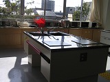 高さの変わる調理台を備えた調理実習室