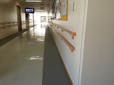 『写真』　盲学校エリアの廊下には壁際にグレーのライン