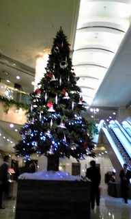 ホテル正面に飾られたクリスマスツリー