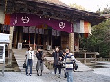 竹林寺で合格祈願部する学生たち