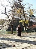 小倉城の背にして、私一人の写真