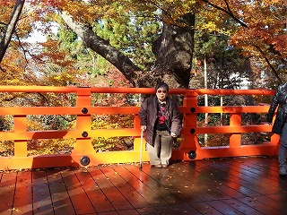 北野神社の庭園、紅葉をバックにして一枚