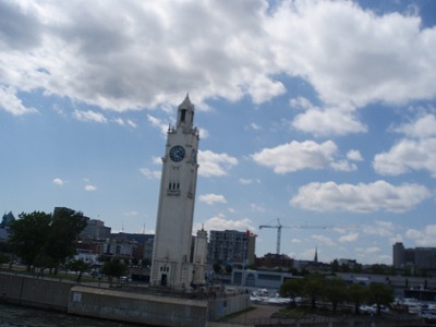 川岸の美しい時計塔