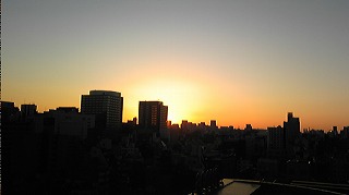 東京の自宅から見る今年最後の夕日